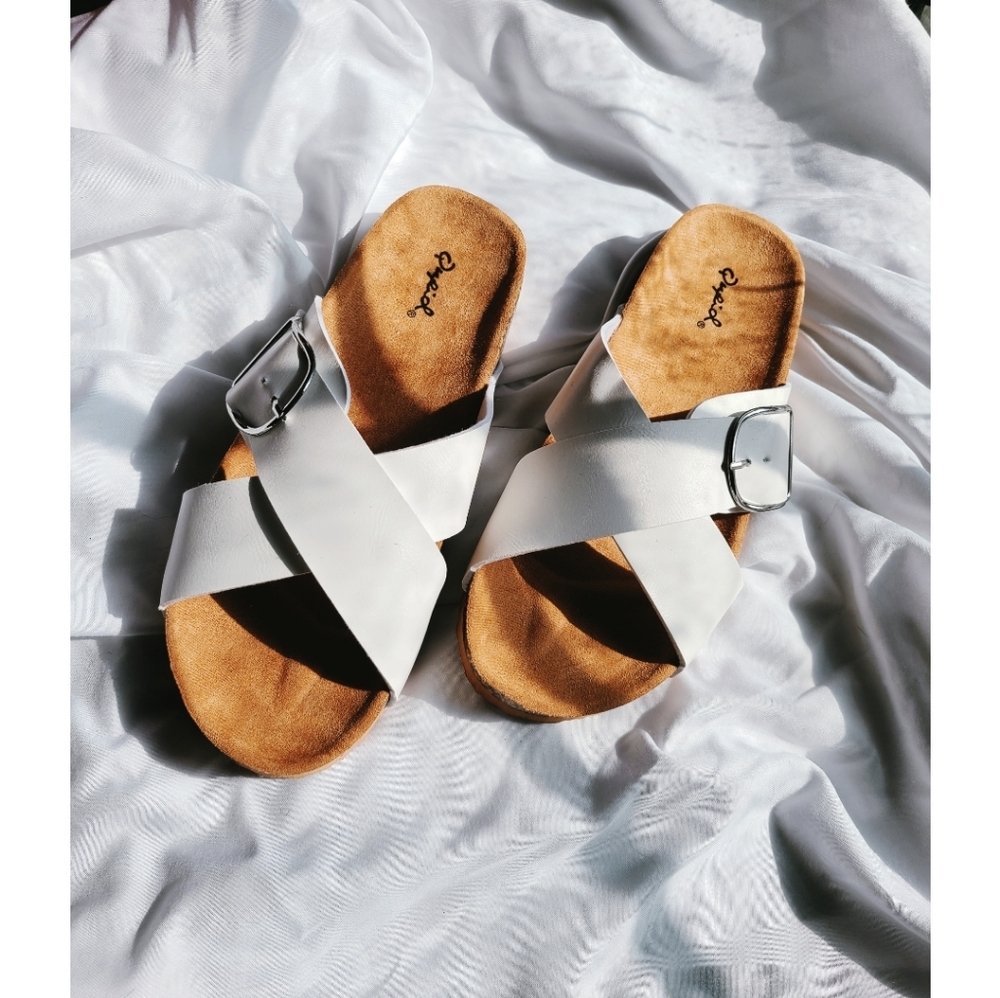 🚨ONLY A FEW PAIRS LEFT// White vegan leather slide - Picture 2 of 3